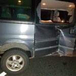 Anhänger eines Kleinbusses kippt auf Autobahn A30 um