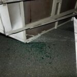 Anhänger eines Kleinbusses kippt auf Autobahn A30 um