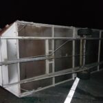 Anhänger eines Kleinbusses kippt auf Autobahn A30 um