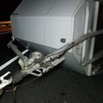 Anhänger eines Kleinbusses kippt auf Autobahn A30 um