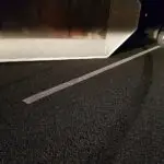 Anhänger eines Kleinbusses kippt auf Autobahn A30 um