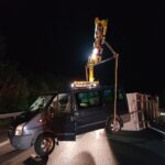 Anhänger eines Kleinbusses kippt auf Autobahn A30 um