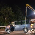 Anhänger eines Kleinbusses kippt auf Autobahn A30 um