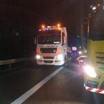 Anhänger eines Kleinbusses kippt auf Autobahn A30 um