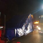 Anhänger eines Kleinbusses kippt auf Autobahn A30 um