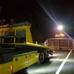 Anhänger eines Kleinbusses kippt auf Autobahn A30 um