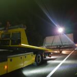 Anhänger eines Kleinbusses kippt auf Autobahn A30 um