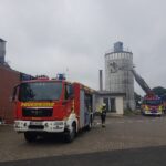 Spänebunker und Gebäude brennen in Glandorf