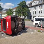 Autos prallen zusammen, ein Wagen kippt in Osnabrück um