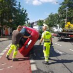 Autos prallen zusammen, ein Wagen kippt in Osnabrück um