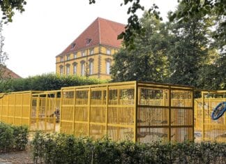 Spielplatz oder eine unglückliche Mischung aus DHL-Packstation und Hühnerkäfig?