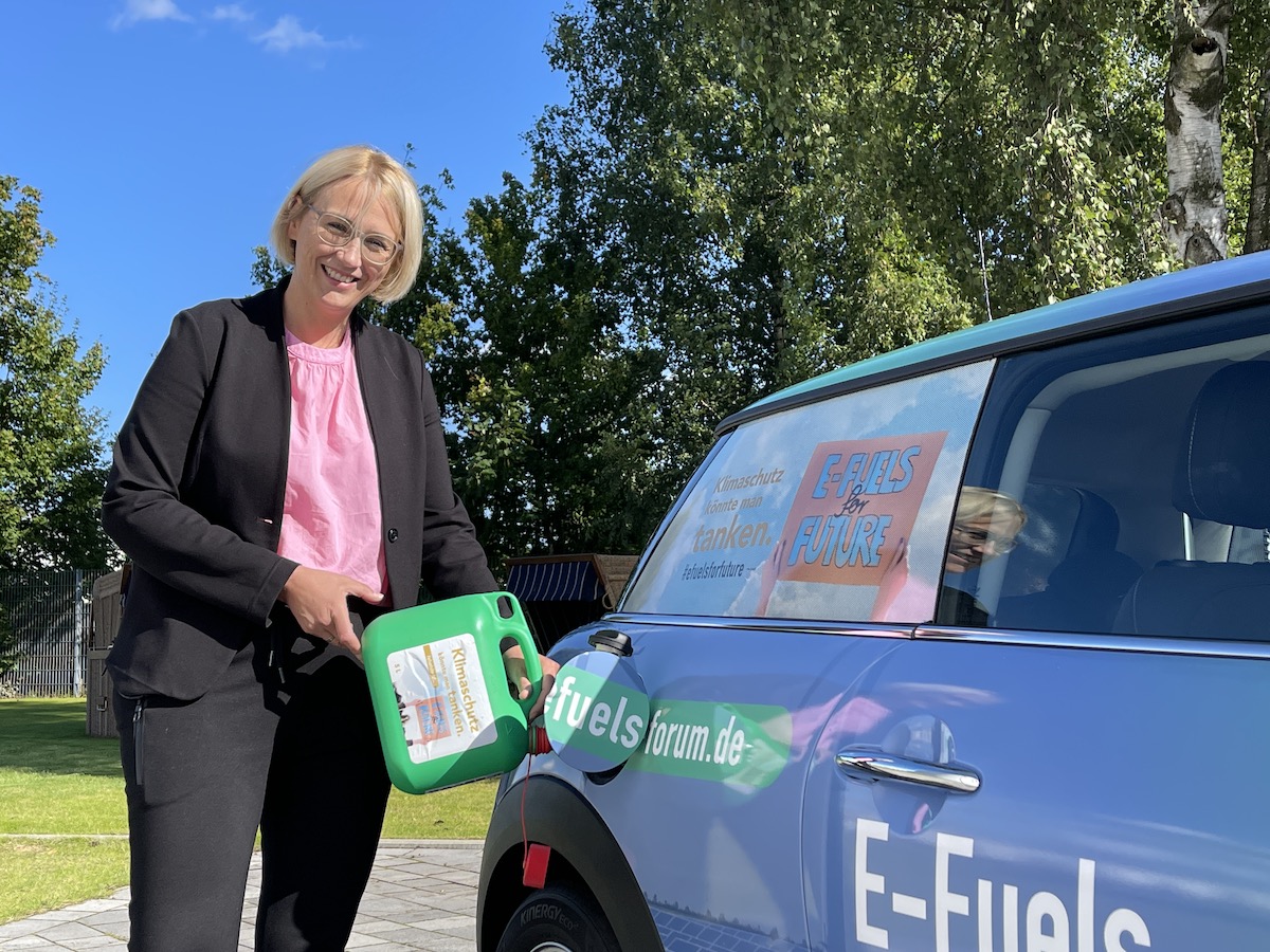 OB-Kandidatin Katharina Pötter durfte den Probe-Mini mit dem neuartigen E-Fuel betanken