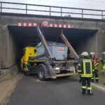 Lastwagen verkeilt sich unter Eisenbahnbrücke in Belm