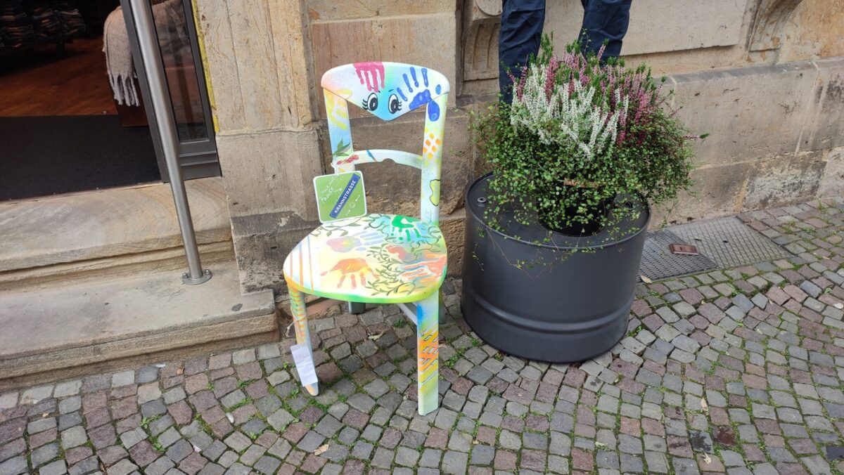Verweilen in der Krahnstraße: Bunte Stühle erregen Aufmerksamkeit der Osnabrücker