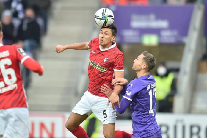 (Archivbild) Claudio Kammerknecht (Freiburg II) im Zweikampf mit Felix Higl / Foto: osnapix