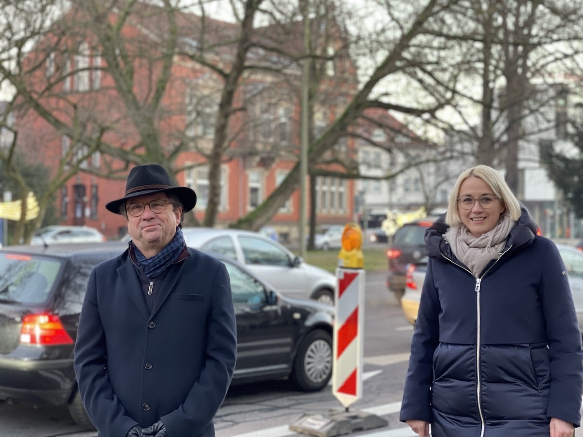 Stadtbaurat Frank Otte und Oberbürgermeisterin Katharina Pötter beim Ortstermin am Wall