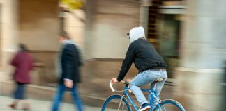 Fahrradfahrer in der Stadt (Symbolbild)