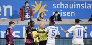 Spielunterbrechung - Aaron Opoku wurde von den Fans des MSV Duisburg rassistisch beleidigt, Schiedsrichter Nicolas Winter unterbricht das Spiel, Foto: IMAGE, Maik Hölter/TEAM2sportphoto