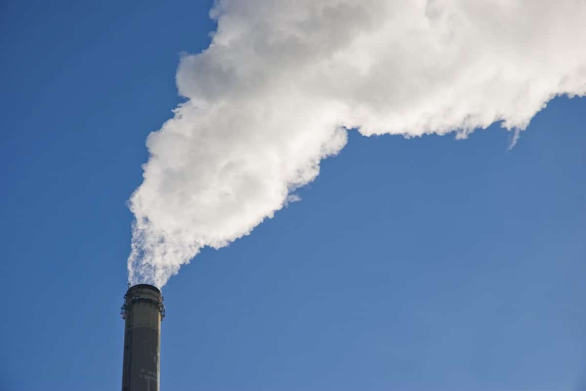 Das CO2, das beispielsweise Fabriken in die Atmosphäre blasen, kann mit Hilfe von DAC-Technik wieder aus der Luft geholt werden. stock.adobe.com © Gunnar Assmy (DATEI-NR.: 29510368)