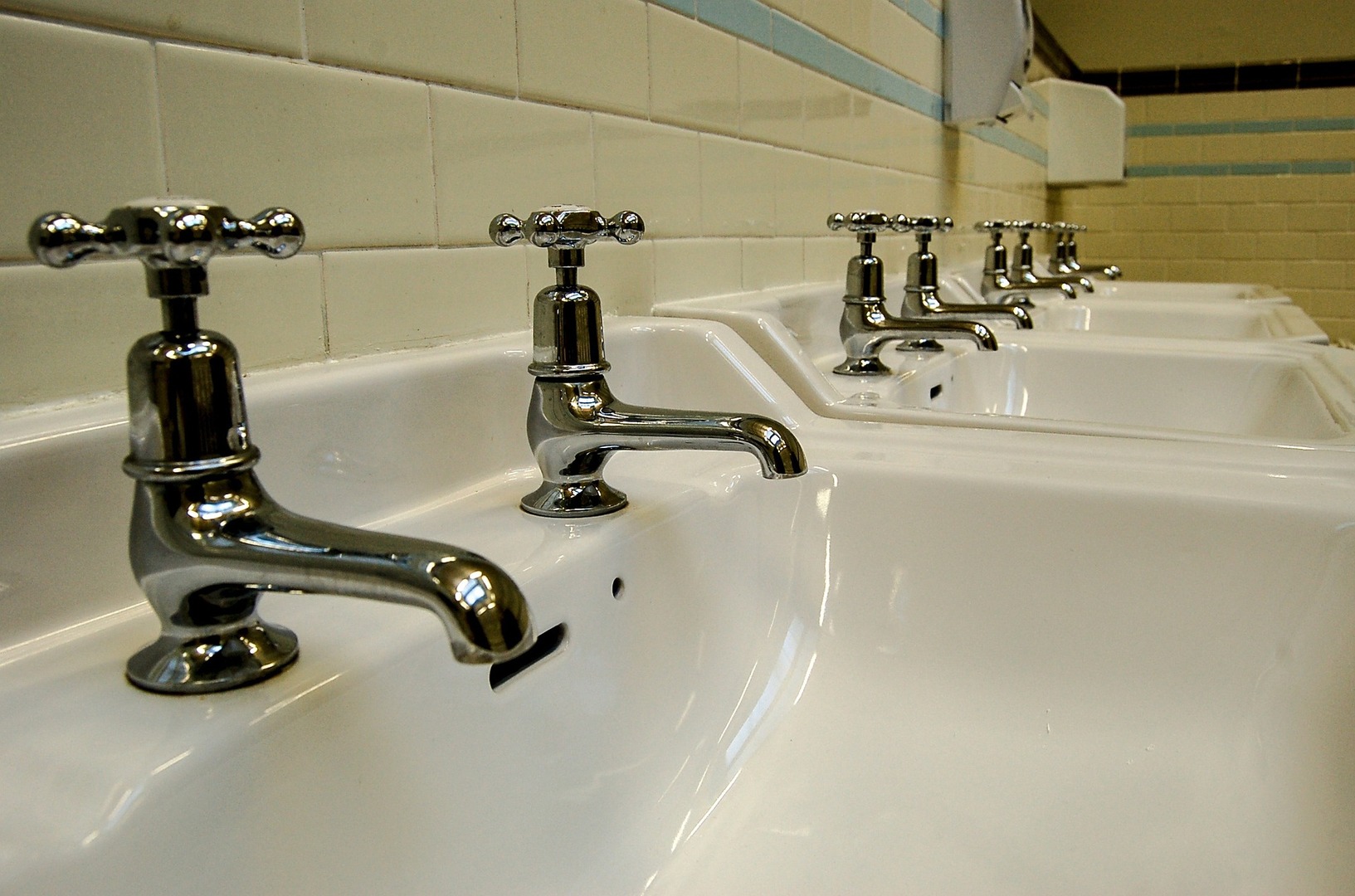 Perlstrahler an Wasch- und Küchenarmaturen reduzieren den Wasserdurchlauf. Sie mischen ebenfalls Luft bei.