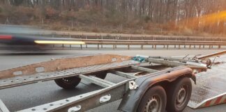 PKW-Gespann gerät auf Autobahn A1 außer Kontrolle