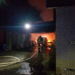 Feuer in Carport bedroht Wohnhaus