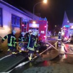 Feuer in Carport bedroht Wohnhaus