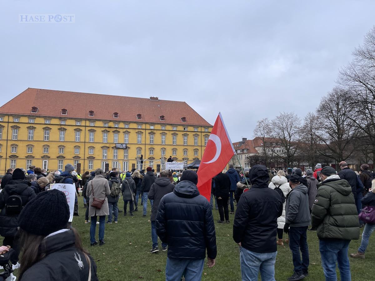 Im Schlossgarten versammelten sich einige Hundert Demonstranten um erneut gegen die Pandemiemaßnahmen zu demonstrieren, Osnabrück, 15.01.2022