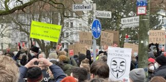 Schweigend begegneten sich Demonstrierende und Gegendemonstranten, Osnabrück, 15.01.2022