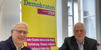 v.l. Wulf-Siegmar Mierke (UWG) und Dr. Thomas Thiele (FDP) unterzeichnen eine Vereinbarung für die die laufende Legislaturperiode im Rat der Stadt Osnabrück. /Foto: Pohlmann