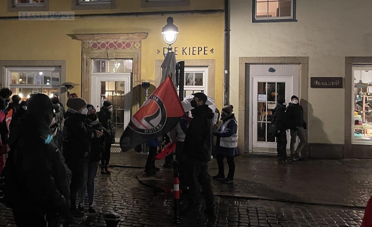 Die Gegendemonstranten begleiteten die Mahnwache der AfD vom Rand des historischen Osnabrücker Marktplatzes, 19.01.2022