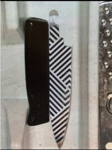 Die Polizei sucht so eine auffällige Klinge (Foto zeigt Vergleichsmesser), sie könnte das Tatwerkzeug sein
