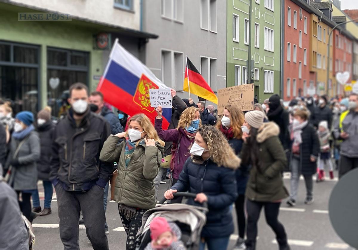 Im Demonstrationszug waren russische Flaggen und mitgeführte Kinder (von uns bewusst unkenntlich gemacht) mitgeführt , Osnabrück, 15.01.2022