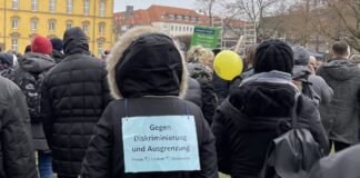 Teilnehmer bei der Corona-Demonstration im Schlossgarten am 15.01.2022