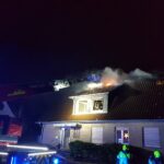 Nach Küchenbrand: Dachstuhl eines Wohnhauses in Flammen