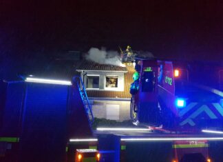 Nach Küchenbrand: Dachstuhl eines Wohnhauses in Flammen