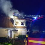 Nach Küchenbrand: Dachstuhl eines Wohnhauses in Flammen