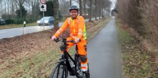 Per E-Bike inspiziert Christian Heuer vom Landkreis Osnabrück die Radwege in der Region. Auf diese Weise lässt sich besser erkennen, ob Ausbesserungsarbeiten auf der Strecke notwendig sind. / Foto: Landkreis Osnabrück