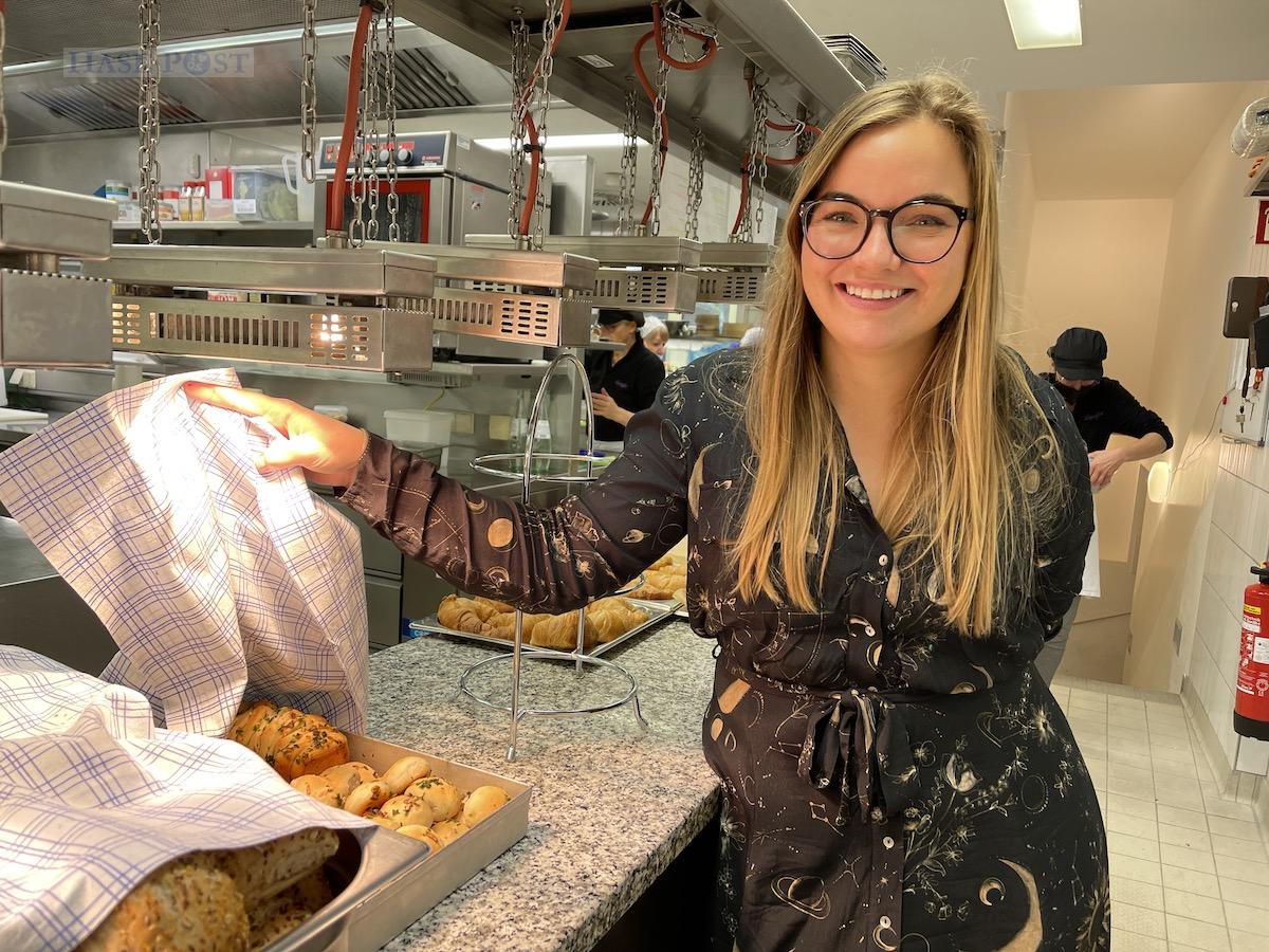 Leysieffer-Marketingchefin Anna Winkler freut sich über das in der Krahnstraße frisch gebackene Brot