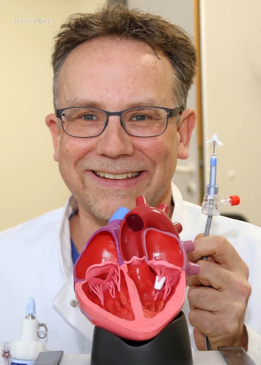 Dr. Mathias Lange mit einem der Mitralklappen-Clips: Im Rahmen eines minimalinvasiven Eingriffs werden die Clips über einen Katheter an den Herzklappensegeln befestigt. / Foto: Jens Lintel