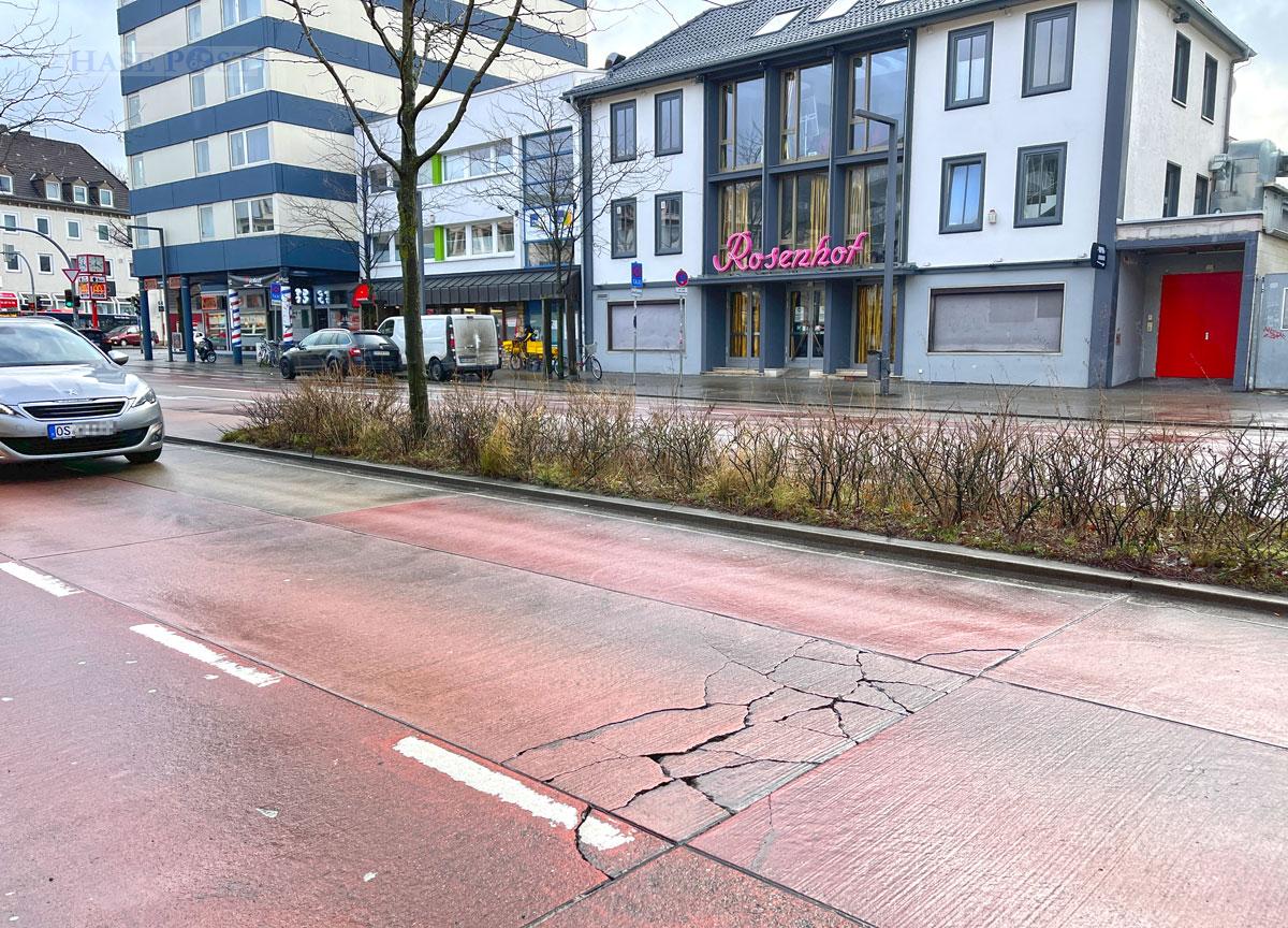 Für den Verkehr auf dem Rosenplatz ungeeignet – Bröckel-Beton im Zustand der Selbstauflösung (Foto: Pohlmann)