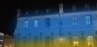 Das Osnabrücker Rathaus in den Farben der Ukraine (Fotomontage)