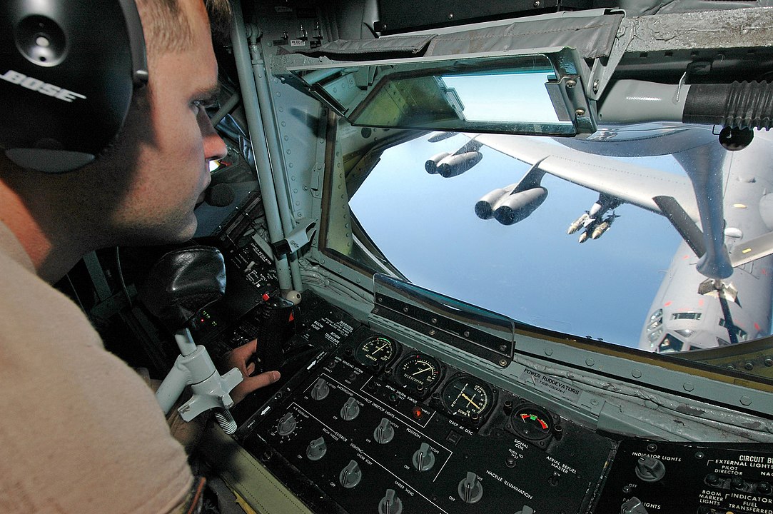 Ein fliegender Tankwart bei der Arbeit; Foto: USAF/PD