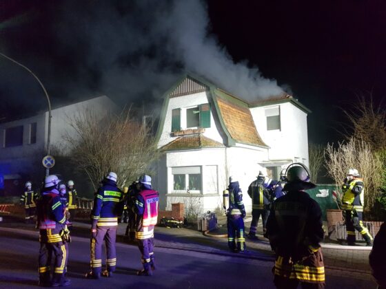 Rauch aus dem Dach: Brand in einem Wohnhaus in Bohmte