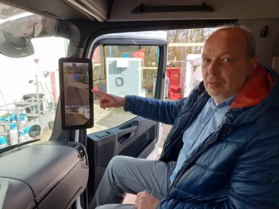 Stefan Bäumer, Niederlassungsleiter in Osnabrück, erklärt das Kamerasystem. / Foto: Brockfeld