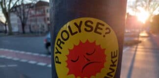 Anti-Pyrolyse Aufkleber am Helmut-Kohl-Platz. / Foto: Brockfeld
