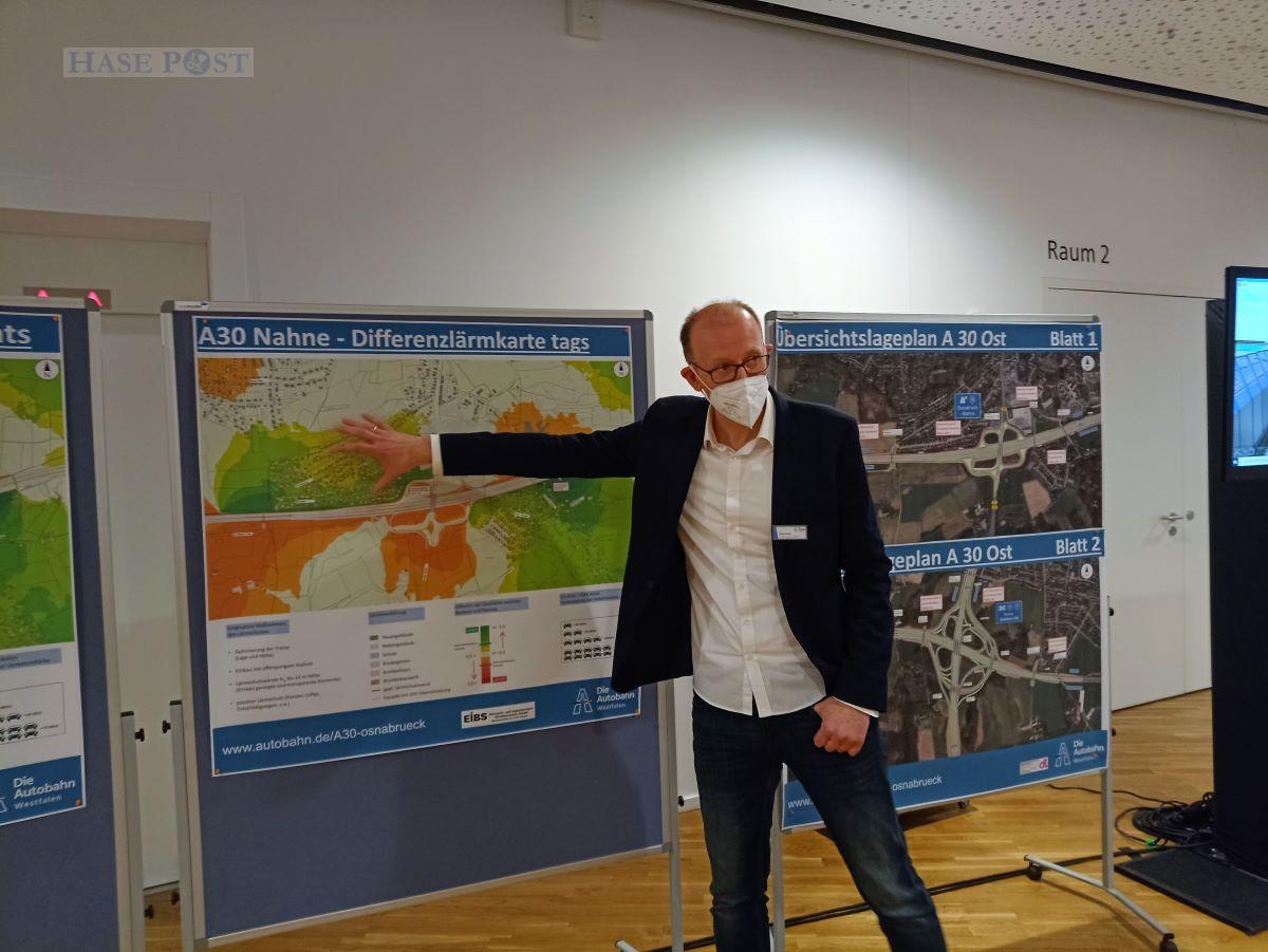 Slavko Korosa erklärt den Lärmschutz im Stadtteil Nahne. / Foto: Brockfeld 