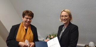 Ministerin Birgit Honé (links) übergibt den Bescheid an Oberbürgermeisterin Katherina Pötter. / Foto: Brockfeld