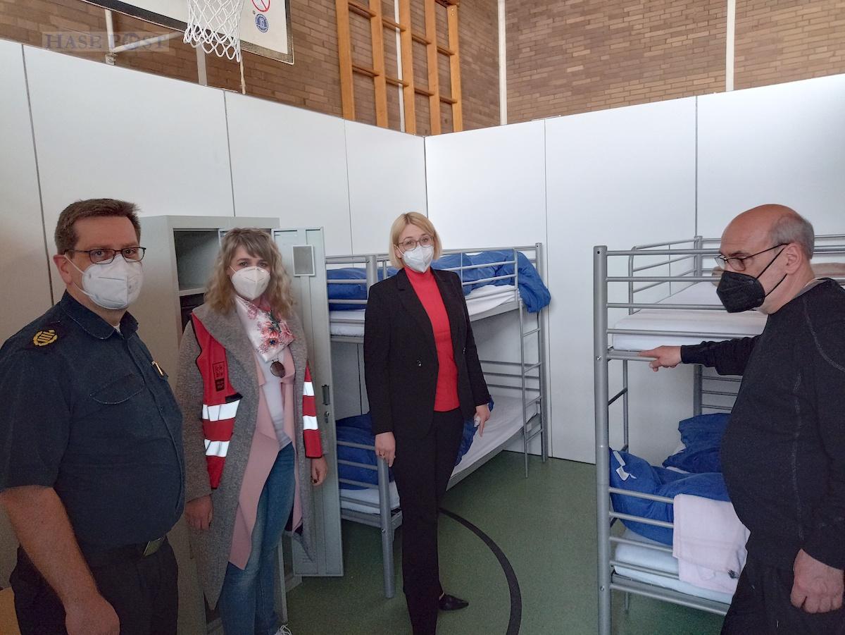 Oberbürgermeisterin Katharina Pötter (2. von links) lässt sich ein Zimmer in der Turnhalle der KKS zeigen. / Foto: Brockfeld 
