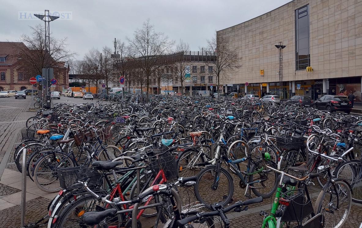 Noch stehen unzählige Fahrräder auf dem Platz vor dem Hauptbahnhof. / Foto: Brockfeld